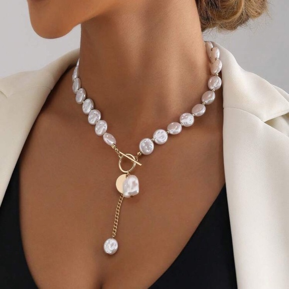 Elegant Pearl Necklace with Gold Accents - Picture 4 of 6